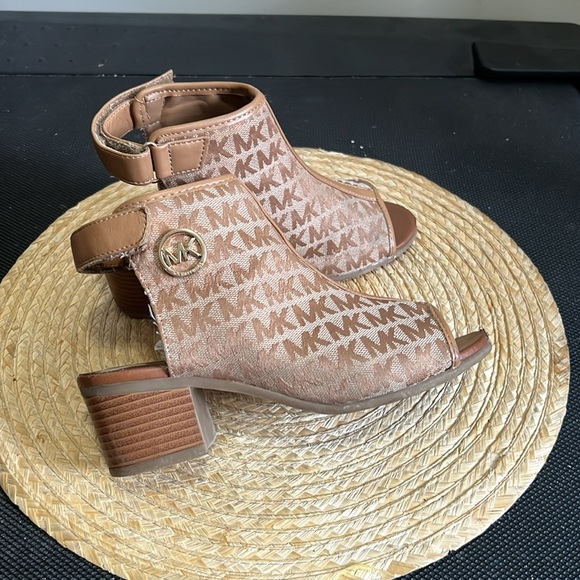 Michael Kors Kids Youth Canvas Monogram Peep Toe Sandals Heel Size 3 - Picture 15 of 16